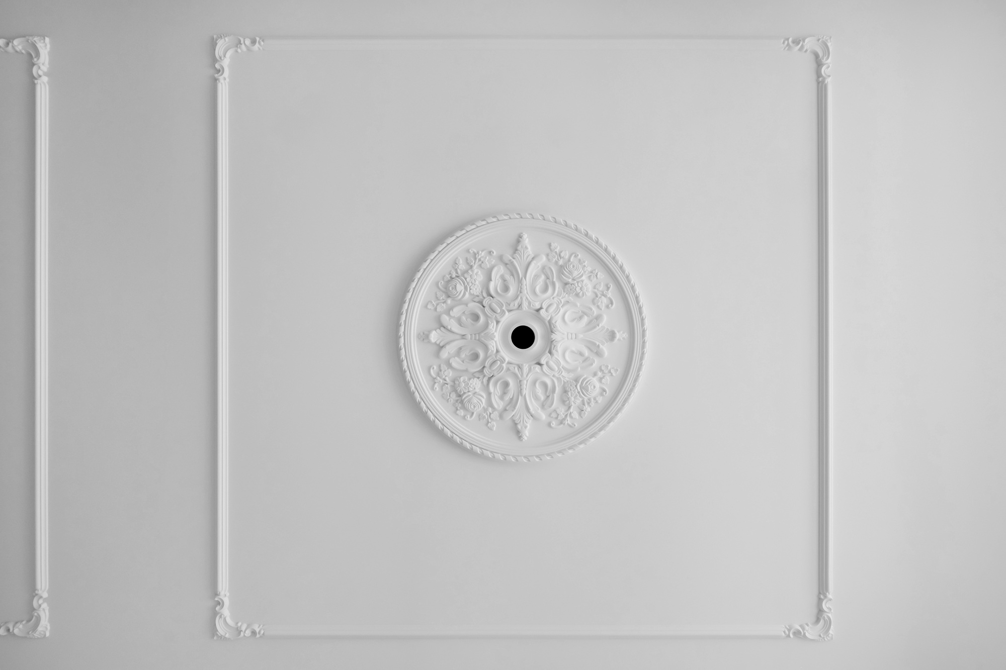 Detail,Of,Corner,And,Ceiling,Cornice,With,Intricate,Crown,Molding.