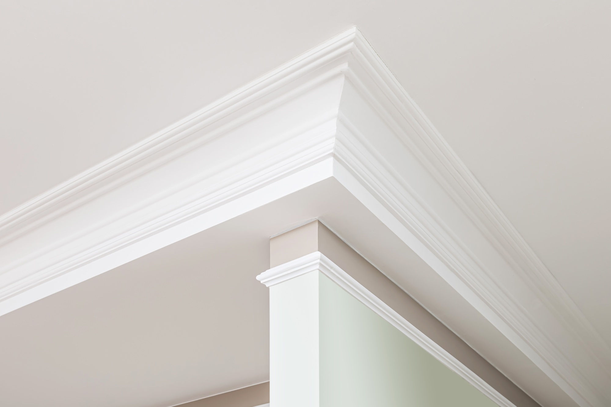 Angular,Ceiling,Skirting,Made,Of,Classic,White,Crown,Moldings.,Close up